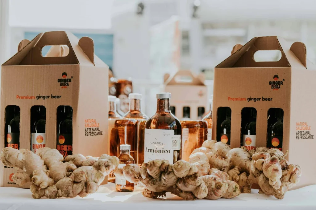 Slimmit食事對抗酵素膠原凍完整產品介紹 8 Showcasing premium ginger beer bottles accompanied by fresh ginger roots on a display table.