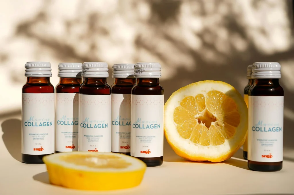 Slimmit酵素膠原凍成分解析 10 Collagen supplement bottles with lemon slice in bright light. Perfect for health and wellness themes